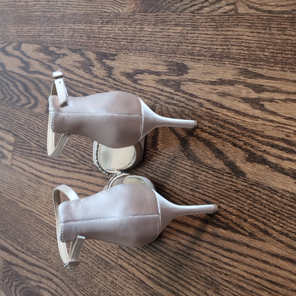 Jewel Badgley Mischka Elegant Beige Heels - Picture 8 of 12